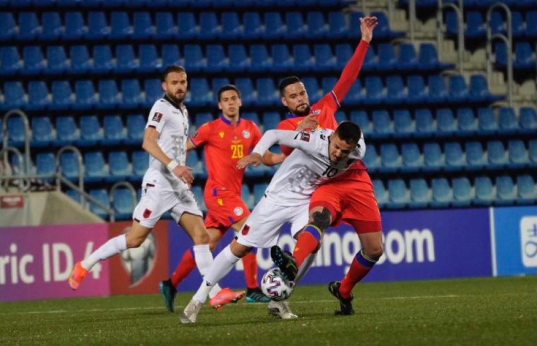 Marc Vales, que ahir va jugar de defensa central, lluita per robar una pilota al davanter d’Albània i l’FC Barcelona B, Rey Manaj.Foto: @ElCOKEDELESFOTOS