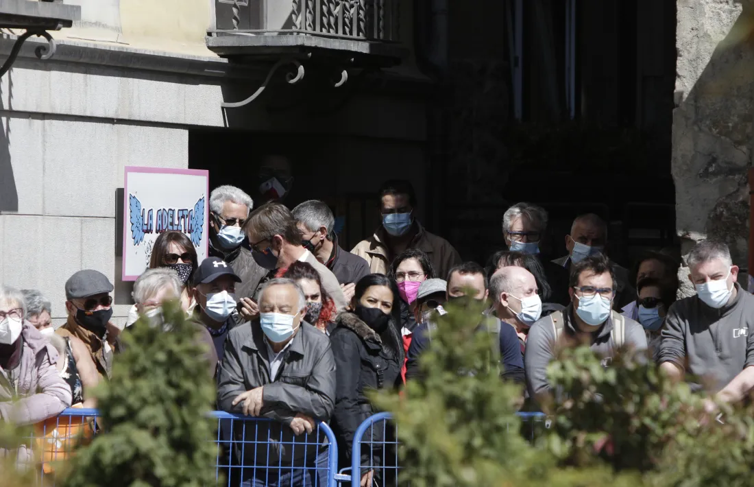Grups de ciutadans esperaven ahir a la plaça Benlloch de la capital l'arriada dels monarques espanyols sense respectar la distància de seguretat.