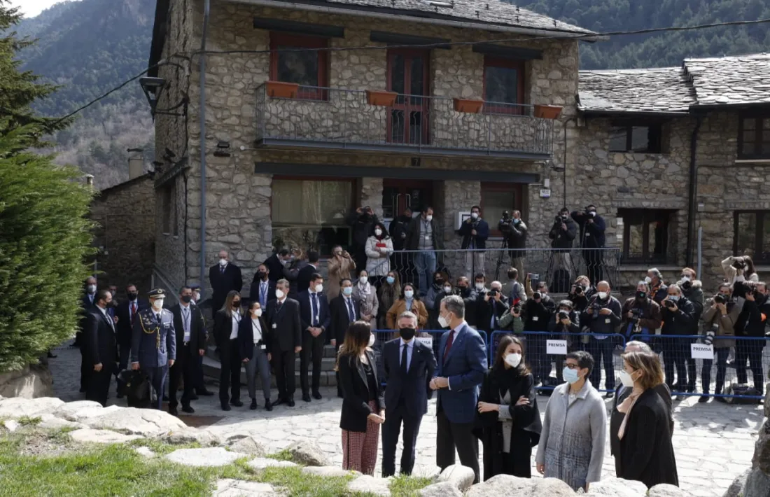 Expectació a l'entrada de l'església de Santa Coloma, que Felip VI i Letizia han visita aquest matí.