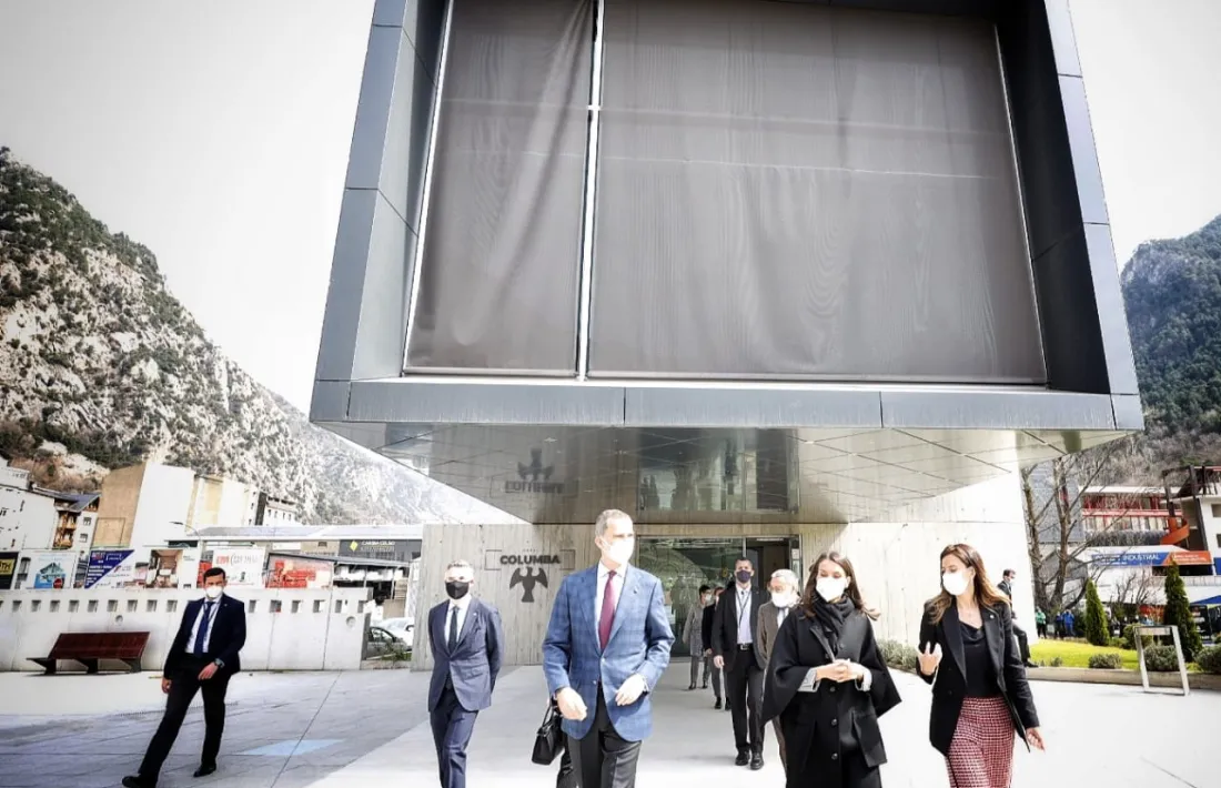 Sortida de l'Espai Columba, i cap a l'església de Santa Coloma, trajecte que els monarques espanyols han fet a peu.