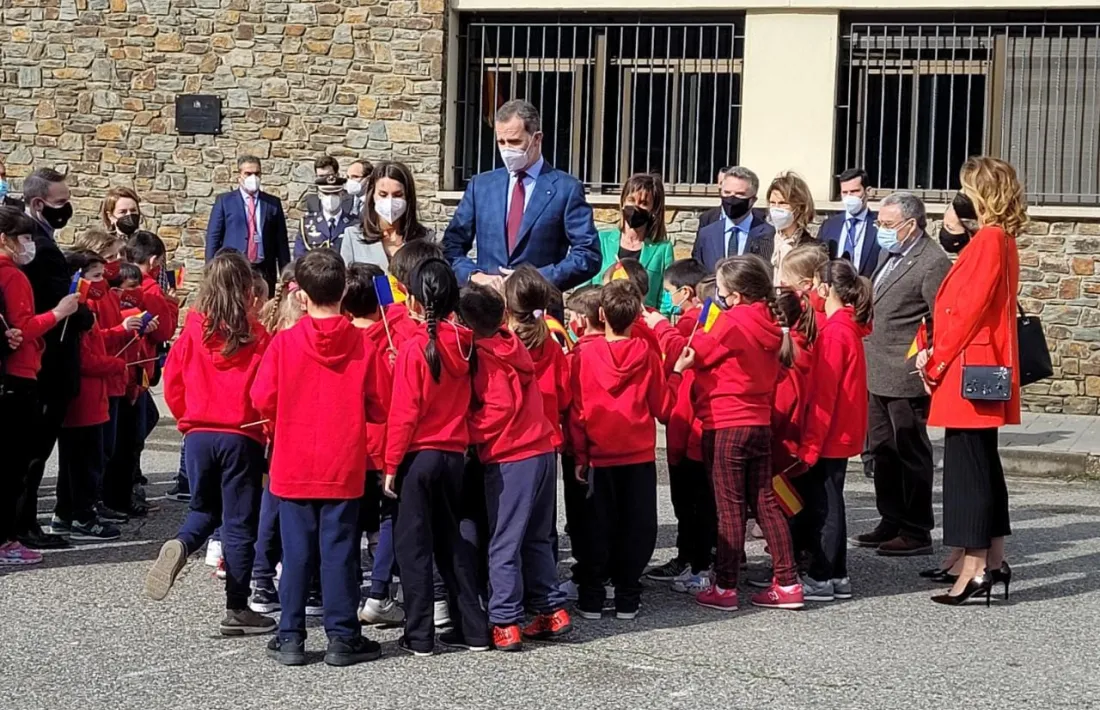Els monarques espanyols atenen amb els alumnes de Primària del col•legi Maria Moliner.