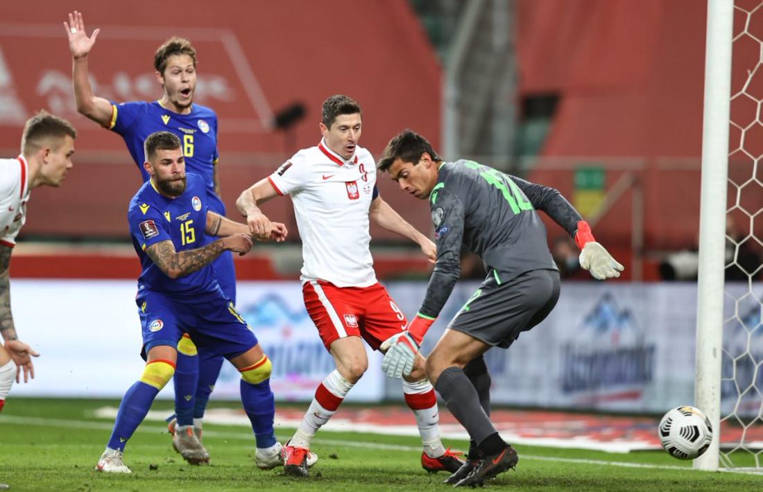 El porter Iker Alvarez De Eulate, fill del seleccionador, es va estrenar amb l’absoluta contra tot un Robert Lewandowski. Foto: Polski Zwiazek Pilki Noznej (PZPN)