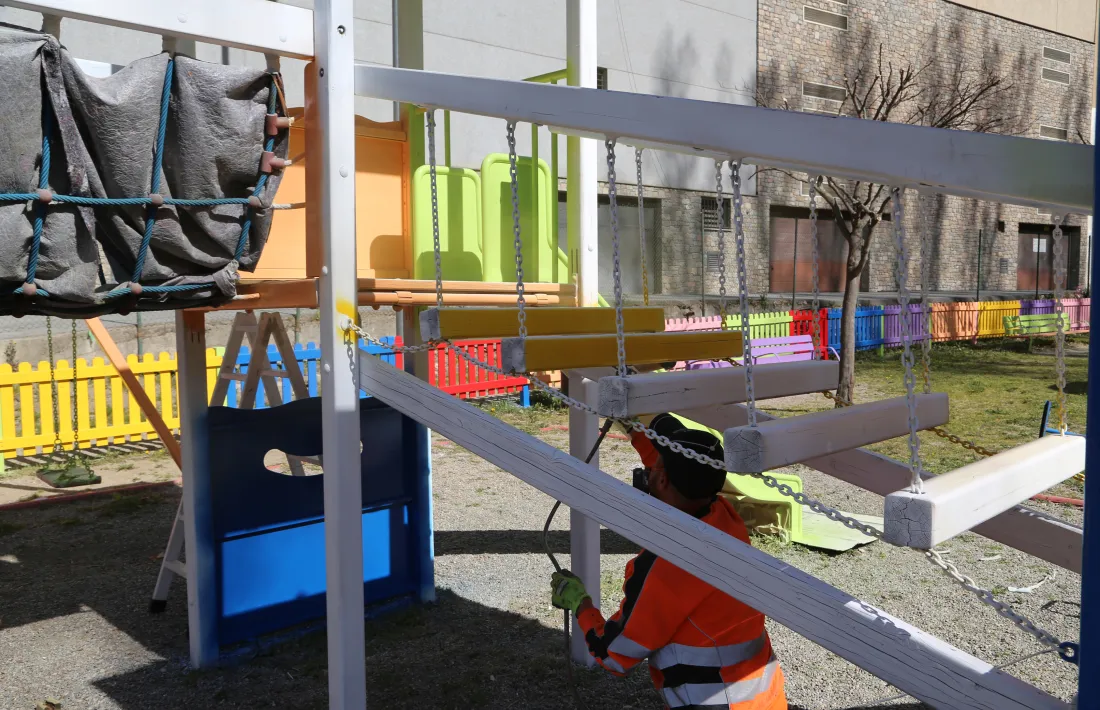 Un operari treballa a les instal·lacions del parc del Prat del Senzill.