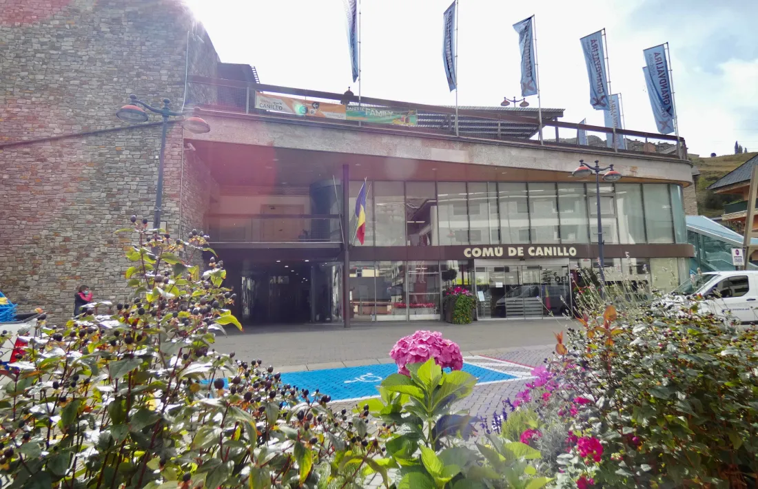 La plaça Carlemany situada davant el Comú de Canillo.