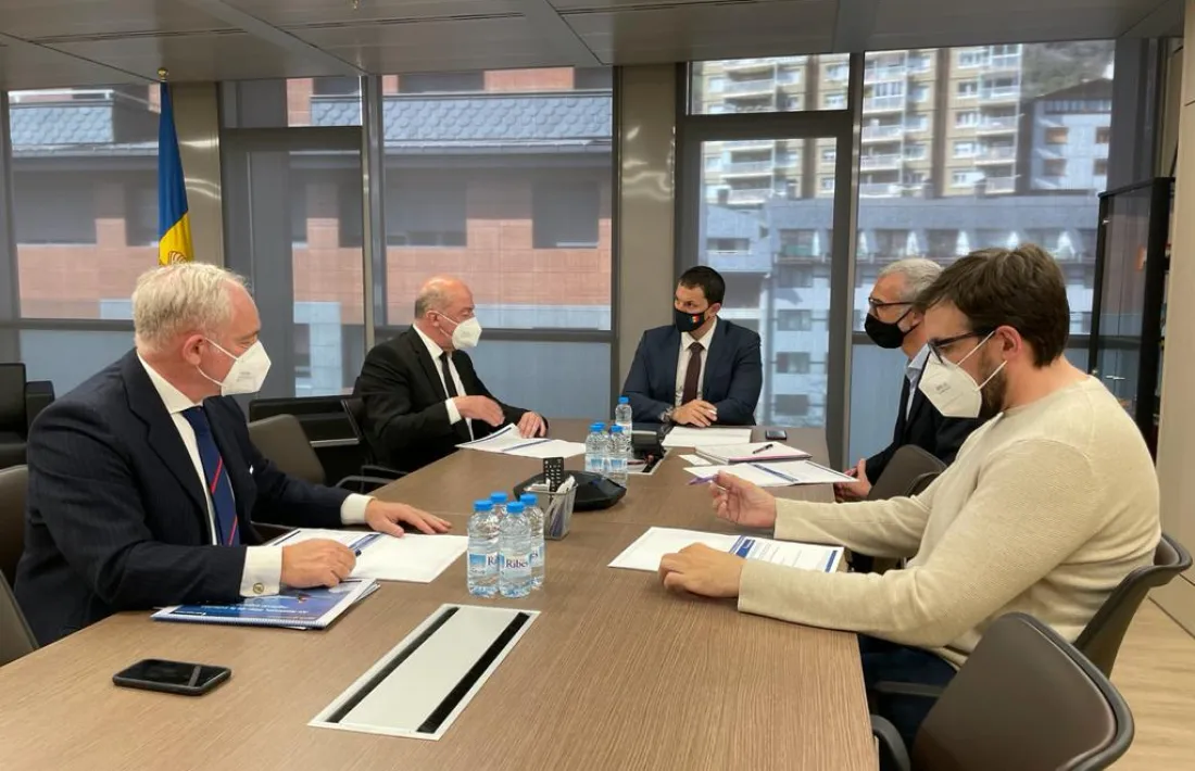 La trobada de Gallardo i Bartolomé amb els representants d’Air Nostrum LAM.