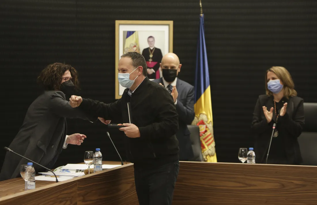 Moment del lliurament de la medalla classe 3 parroquial a Carles Bozzo Prat.