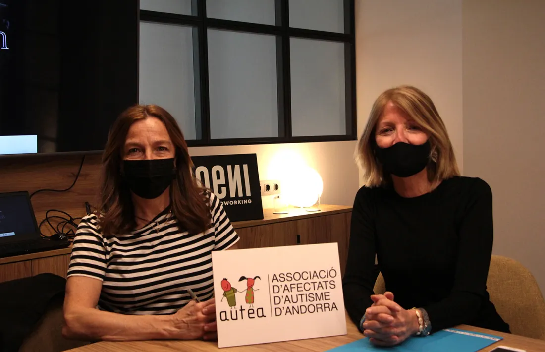 La vocal i la presidenta d'Autea, Anna Muñoz i Inés Martí, durant la roda de premsa.
