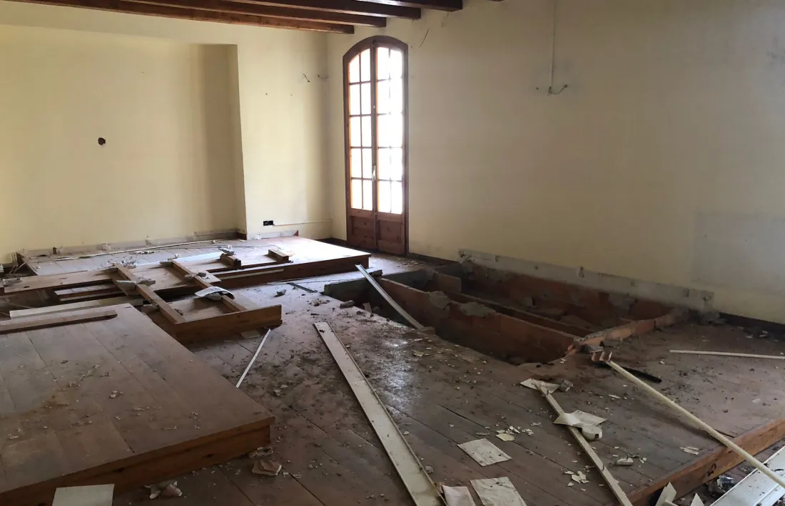 Estat en què es troba la que previsiblement era la sala de vistes dels jutjats fins al 2003.