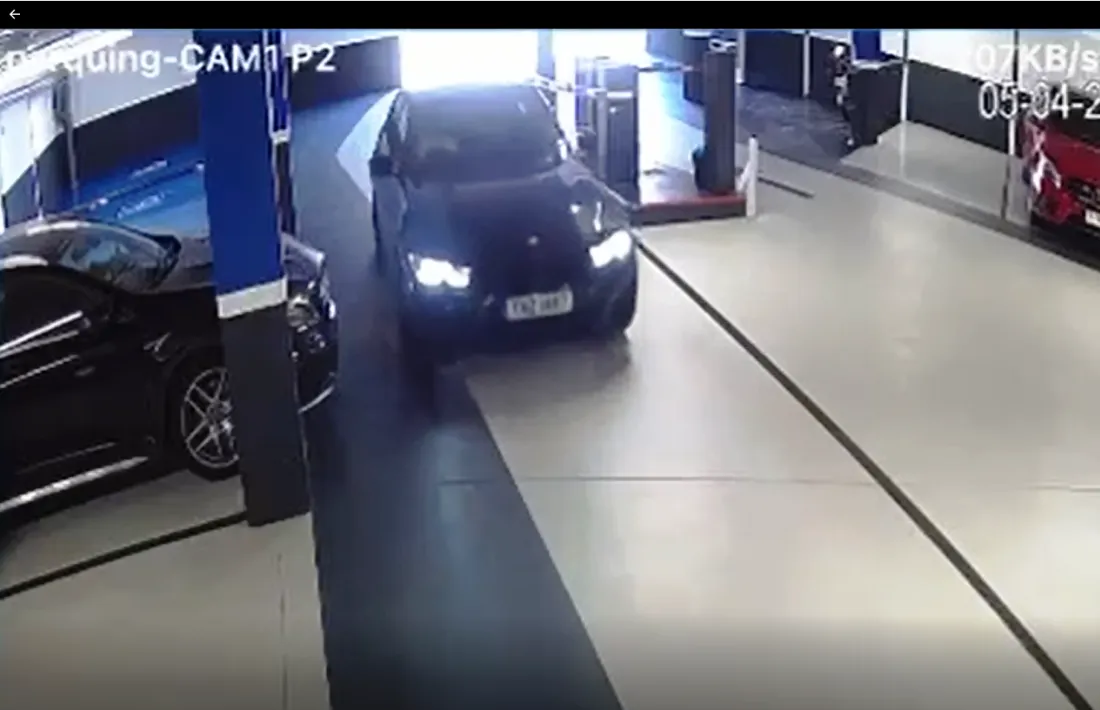 Moment en què el vehicle entra a l'aparcament i trenca la barrera d'entrada a l'aparcament.