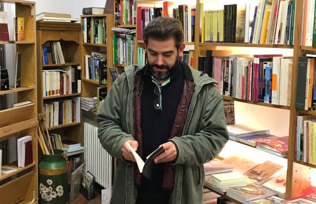 Gálvez, fotografiat dos cursos enrere a la desapareguda llibreria La Puça.