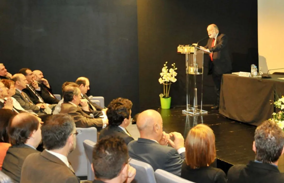 Arcadi Oliveres durant una de les seves intervencions a l'UdA.