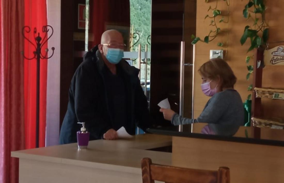 Un dels usuaris que ha estrenat la reobertura de la Casa Pairal d’Ordino.