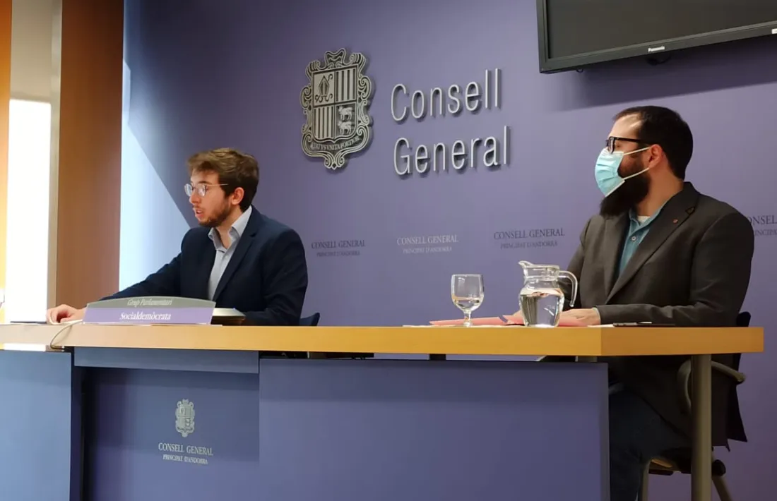 Els parlamentaris Roger Padreny i Carles Sánchez van presentar ahir les esmenes del PS al projecte de llei de creació de l’INH.