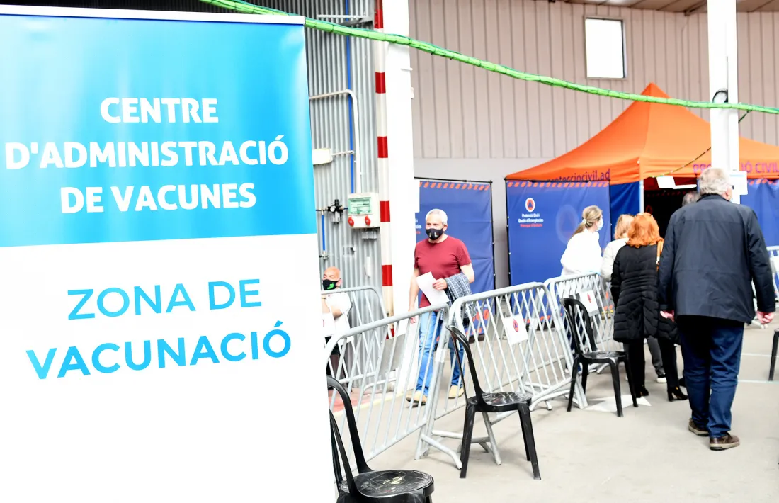 Ciutadans al centre de vacunació de l’antiga plaça de braus.