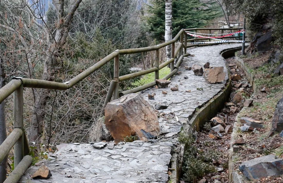 Una esllavissada al rec del Solà, a la zona del col·legi Sant Ermengol.