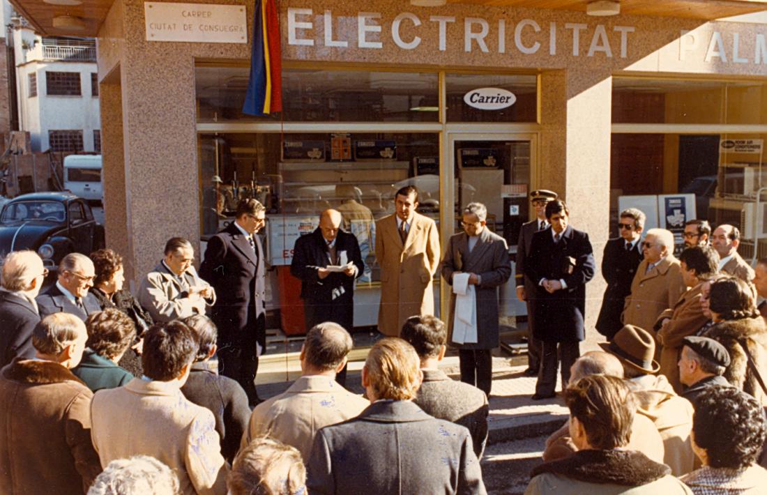 26 de novembre del 1977: el síndic Julià Reig presideix la inauguració del carrer Ciutat de Consuegra, a Prada Ramon.
