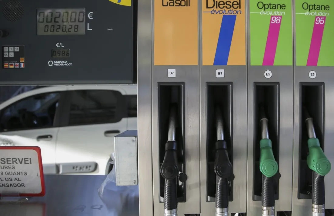 Un sortidor de gasolina en una estació de servei d’Andorra.