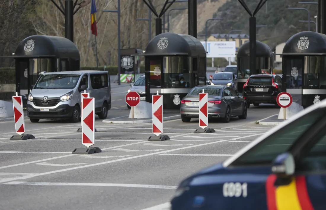 Vehicles entrant i sortint d'Andorra per la frontera del riu Runer.