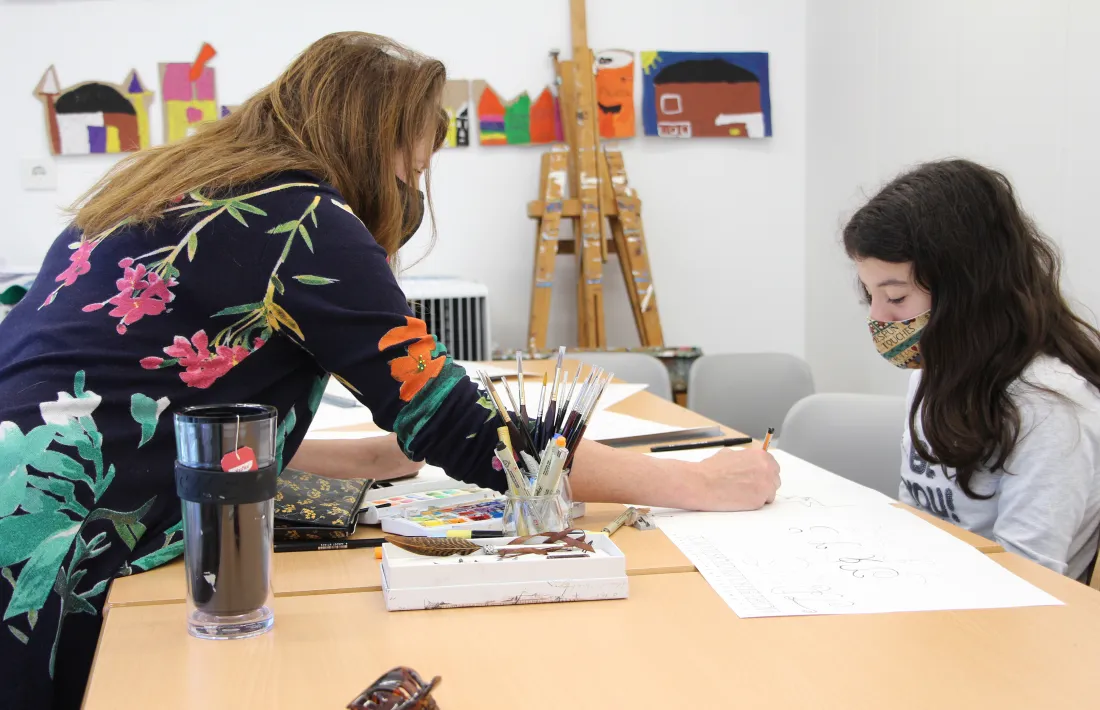 La directora de La Capsa, espais de creació, Rosa Mujal, amb una noia que participa en els tallers d'aquestes vacances escolars.