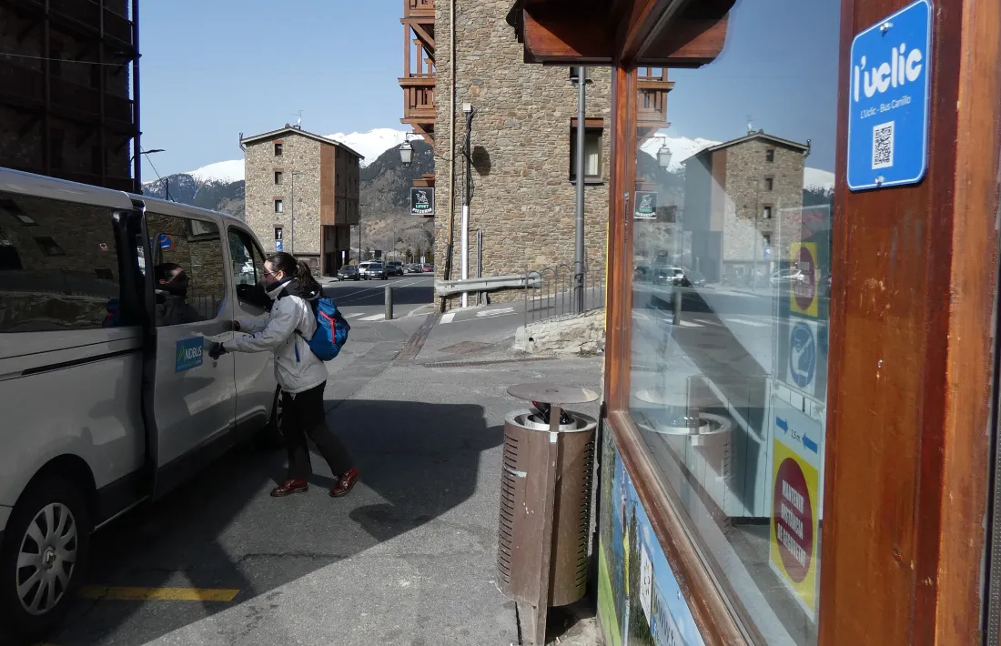 Una usuària agafa l'Uclic.