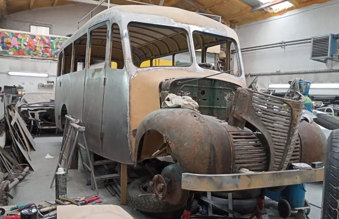 El gros de la feina del planxista ja està acabada: només falta per sorrejar i muntar el morro, posar vidres, terra i rodes i pintar la carrosseria amb el blau de la Hispano-Andorrana.