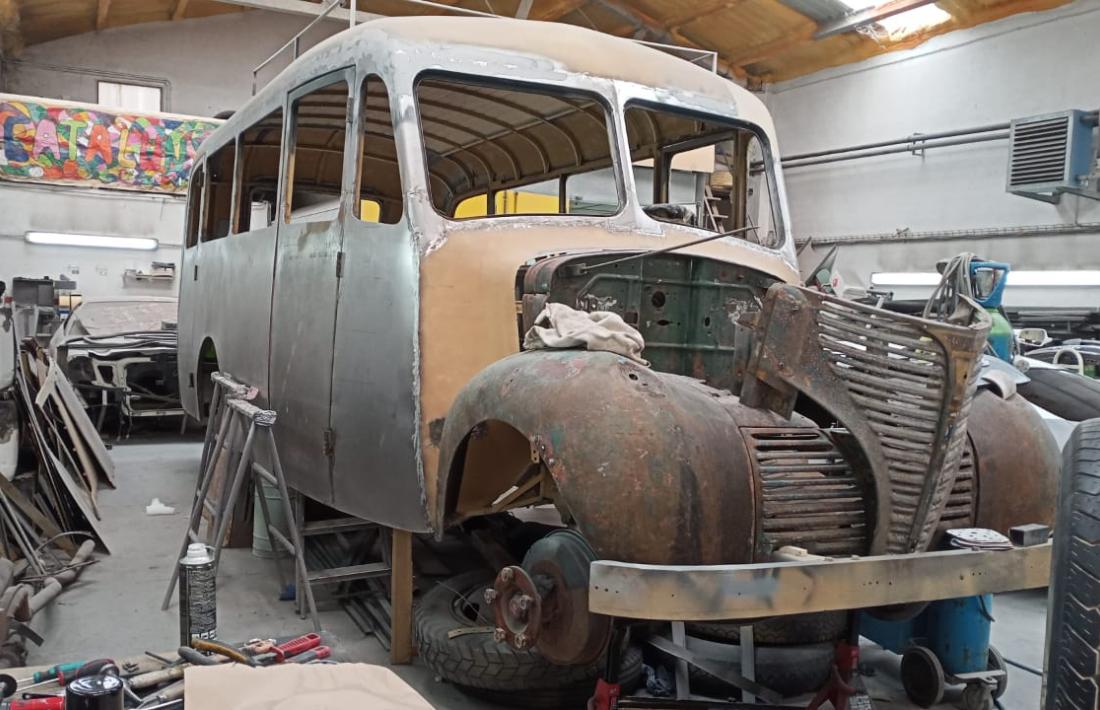 El gros de la feina del planxista ja està acabada: només falta per sorrejar i muntar el morro, posar vidres, terra i rodes i pintar la carrosseria amb el blau de la Hispano-Andorrana.