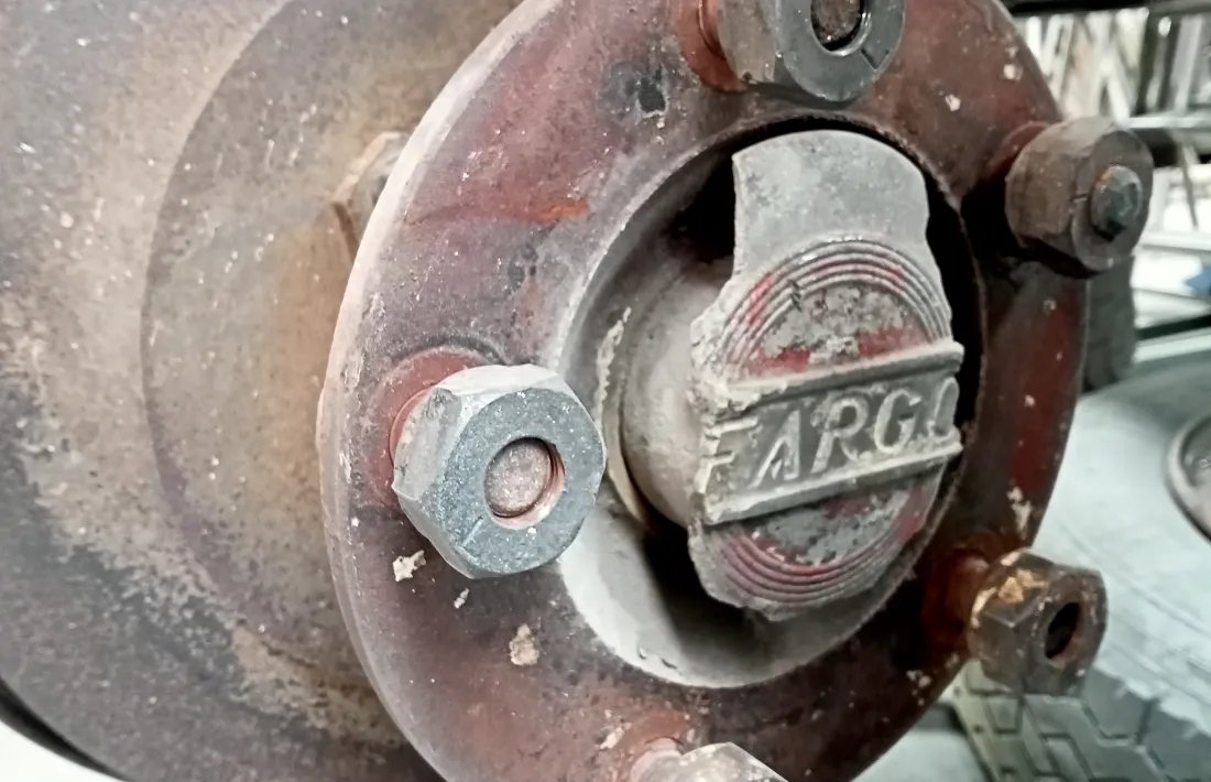 La marca del vehicle, que data del 1948, a l’eix de les rodes davanteres.