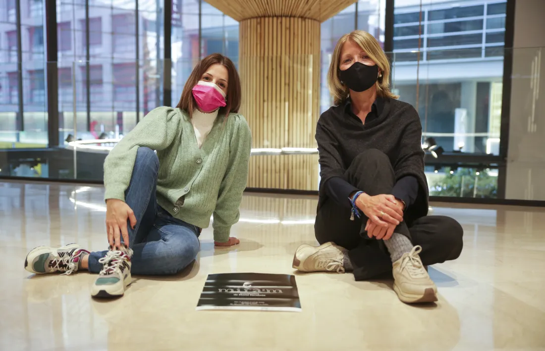 Marta Escabrós i Inés Martí, ahir a la tarda a la botiga Massimo Dutti amb el cartell de l’exposició.