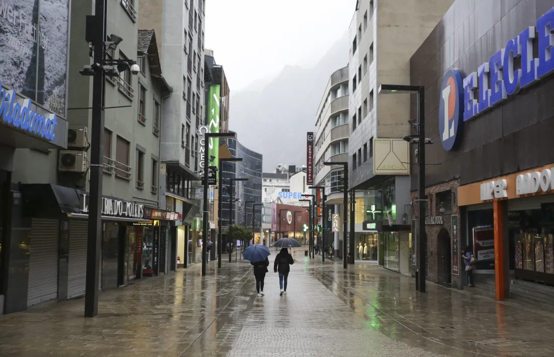 Poquíssims visitants aquest cap de setmana pel principal eix comercial.