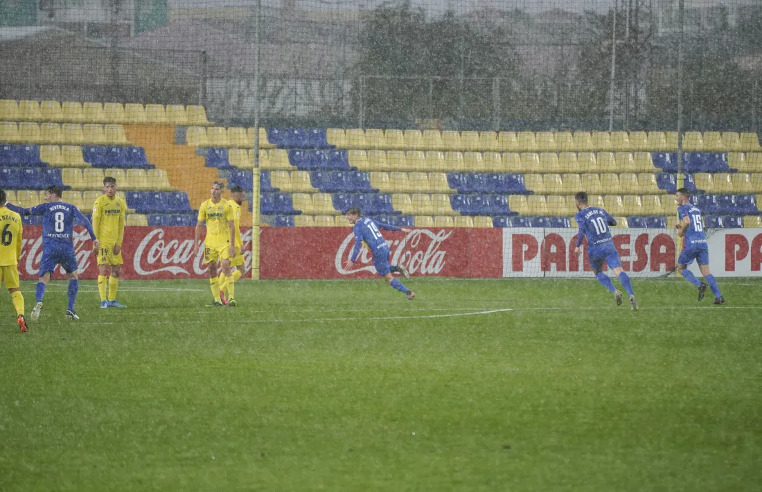 Pau Martínez, de l’FC Andorra, va celebrar sota una intensa pluja l’1 a 2 que va marcar amb un xut ras que va superar Filip.Foto: FC Andorra