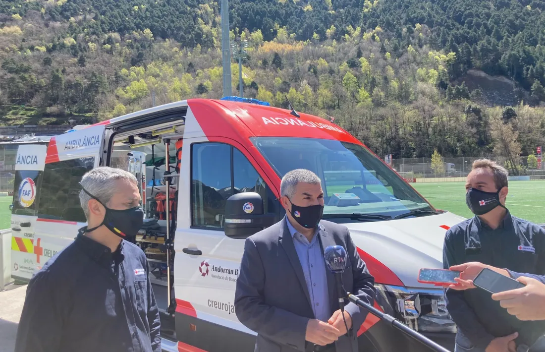 Fernández, Álvarez i  Fenoll amb el vehicle adquirit per Creu Roja gràcies a l'acord amb la FAF.