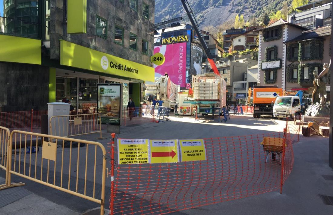 La retirada de la nòria compartia espai amb l’arribada dels operaris per fer les obres.