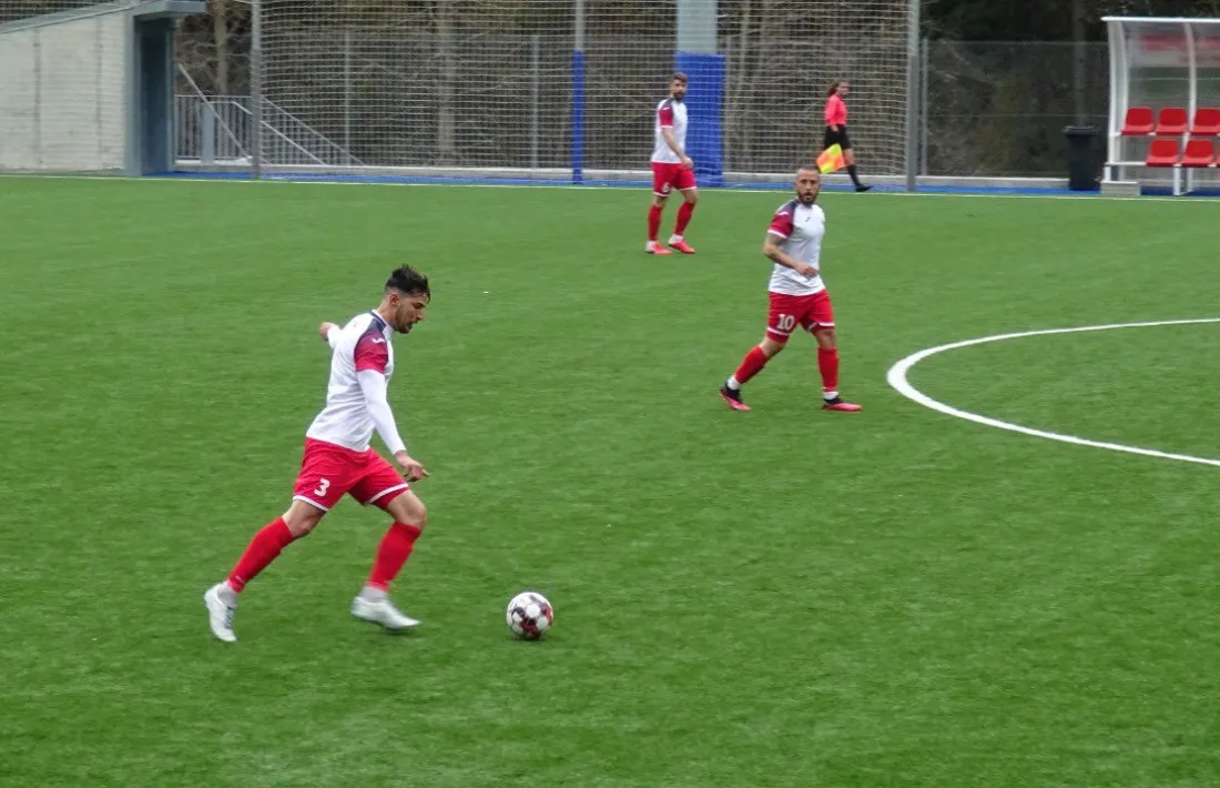 Juanma Miranda, amb els colomencs. Foto: Twitter FC Santa Coloma