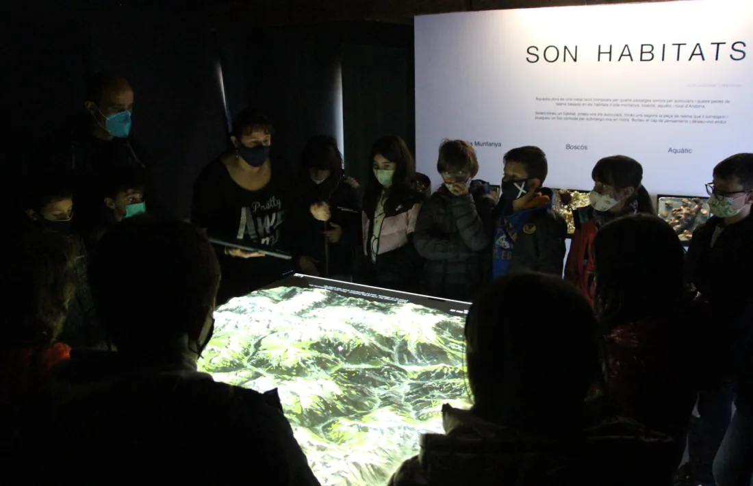 Els escolars durant la visita a la Casa de la Muntanya.