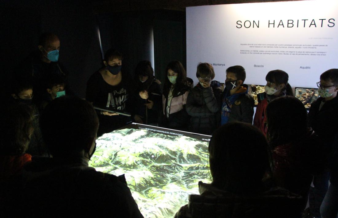 Els escolars durant la visita a la Casa de la Muntanya.