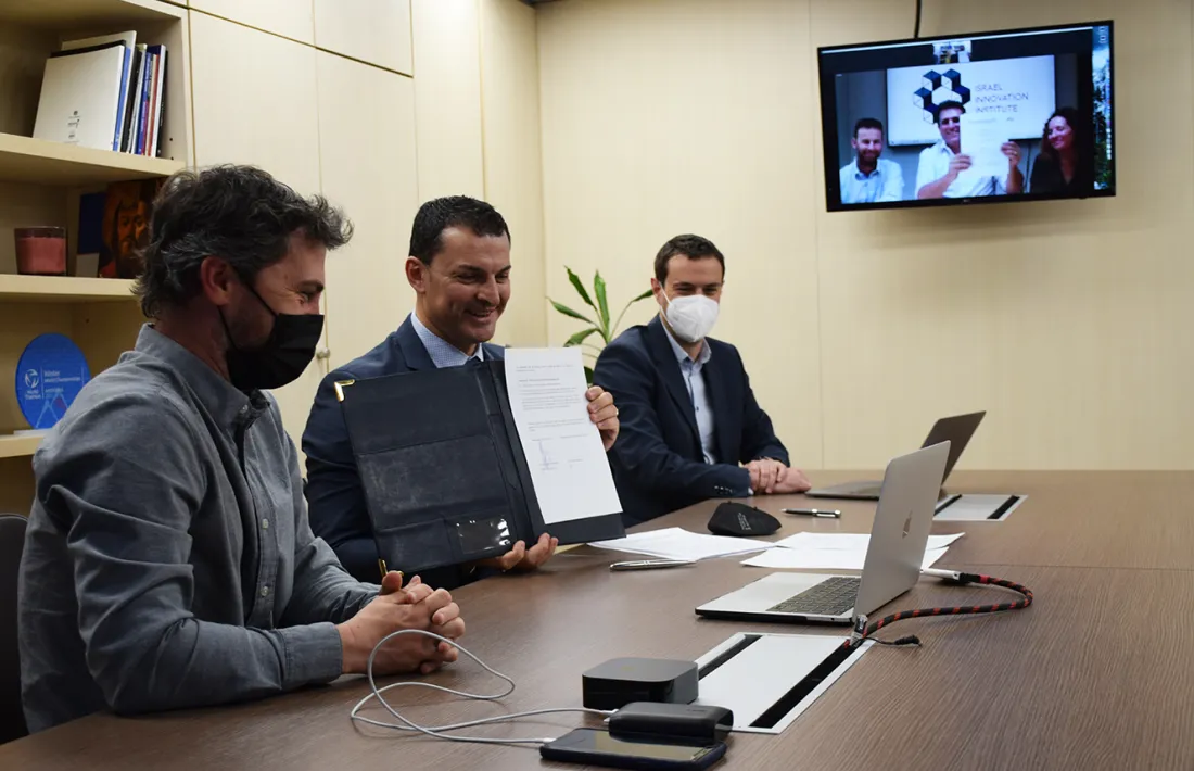 Gallardo amb el secretari d'Estat de Diversificació Econòmica i Innovació, Marc Galabert, i el director d'Actua, Marc Pons, durant la signatura del conveni. 