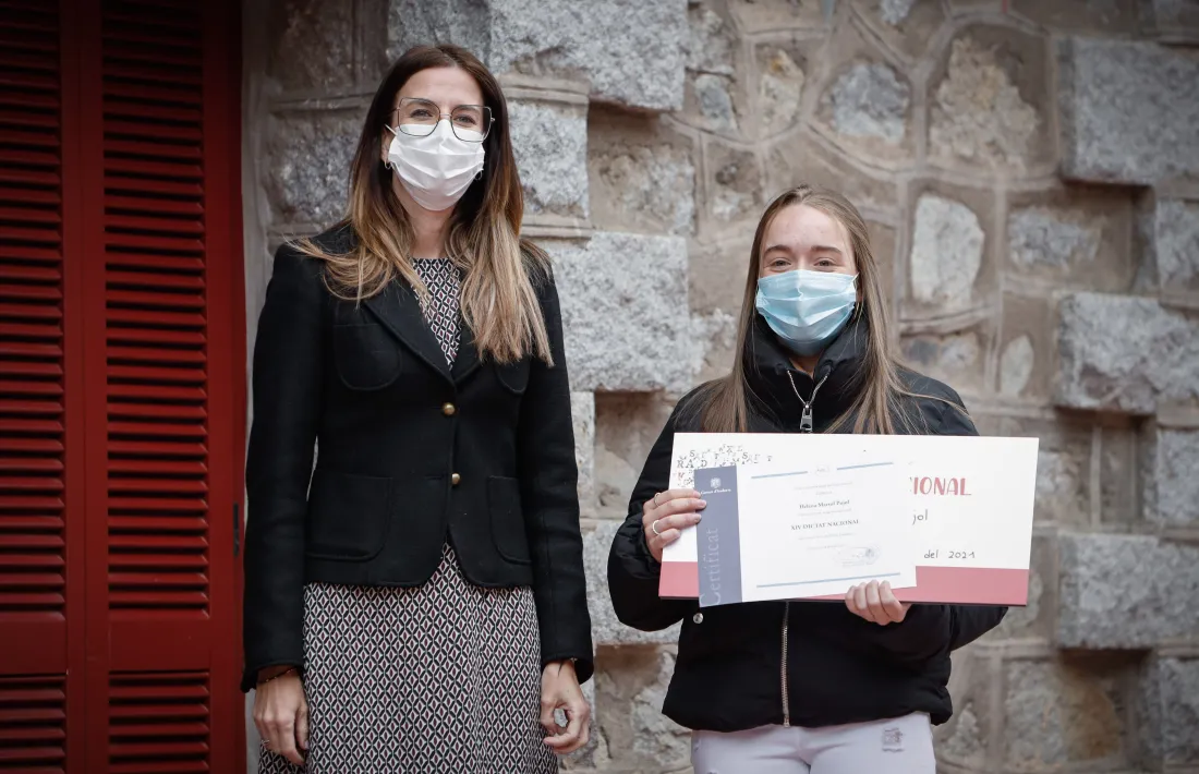Sílvia Riva amb la guanyadora del Dictat nacional, Helena Marsol.