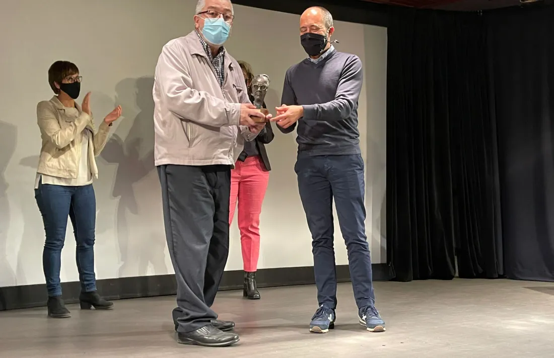 Valls, ahir al vespre a l'espai Plana de l’Om de Manresa amb el trofeu que l'acredita com a guanyador del 21è premi Amat-Piniella.