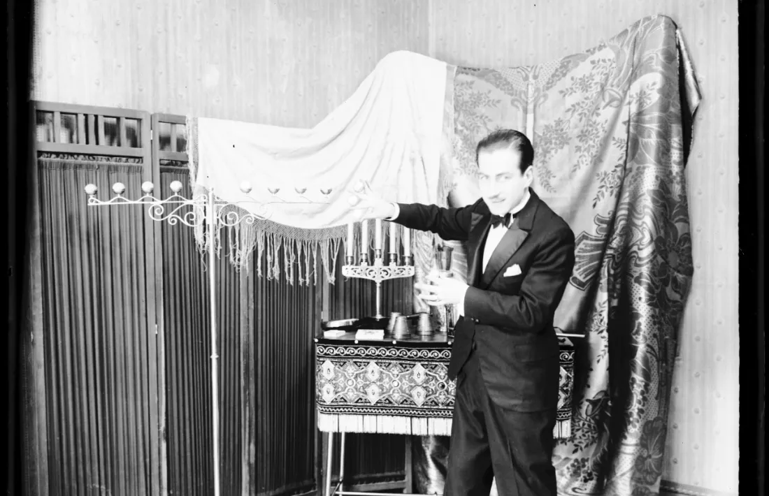 Xavier d’Areny-Plandolit, en acció a la sala de festes de la casa pairal, als anys 50. Atenció a l’atrezzo, amb gobelets, cartes i canelobre.