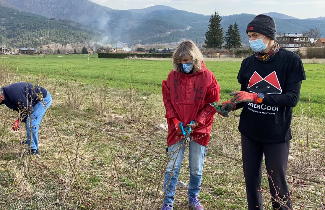La ultrafondista i emprenedora Emma Roca, una de les impulsores de Gratacool, mostrant les tasques de poda del roser silvestre.