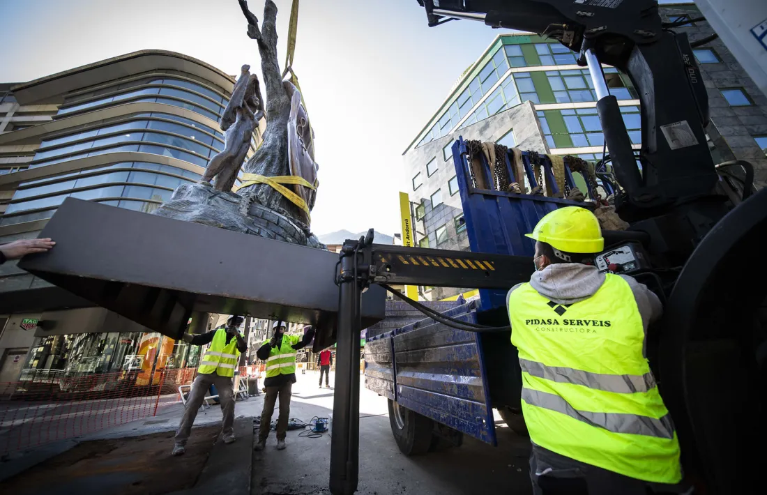 Els operaris retiren ‘Noblesse du temps’ de la Rotonda, ahir abans del migdia.