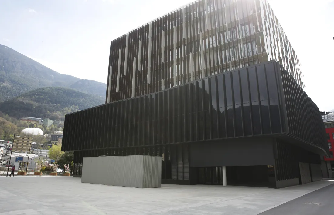La plaça al costat de la Seu de la Justícia.