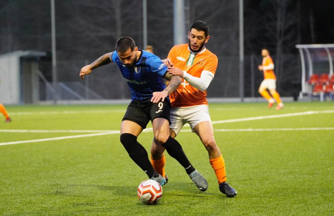 Gerard ‘Hulk’ Artigas, davanter de l’Inter, defensat per Vaamonde, de la UE Sant Julià.Foto: Interescaldes.com