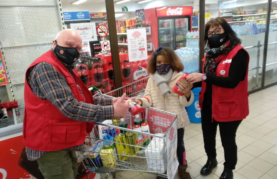 Voluntaris de Creu Roja durant la recollida d'aliments.