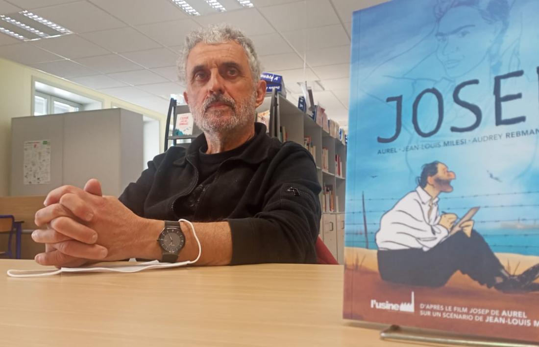 Georges Bartolí, compilador dels dibuixos del seu oncle, va desfilar ahir per la mediateca del Lycée.