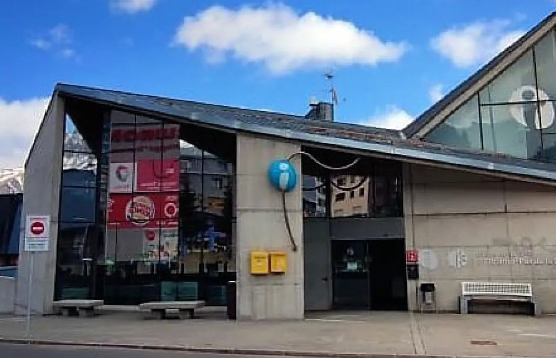 Vista exterior de l'oficina de turisme del Pas de la Casa.