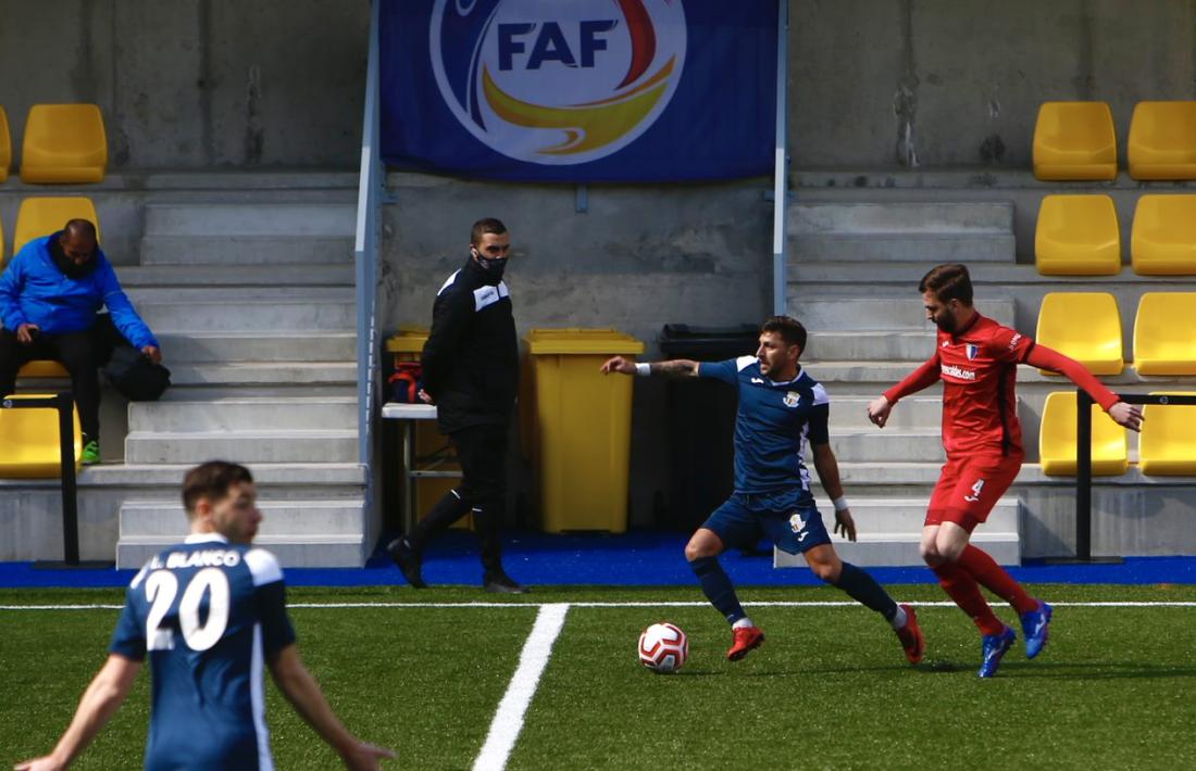 Chus Sosa, de l’FC Santa Coloma, defensat per Emili García, de l’Inter Escaldes. Foto: FAF