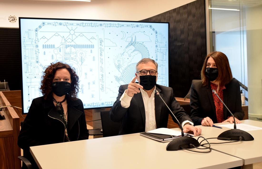 La responsable de la biblioteca comunal, Vanessa Sanjurjo; el conseller de Vida Cultural del comú d'Escaldes-Engordany, Valentí Closa i la cap del departament de Cultura, Anna Garcia, durant la presentació.