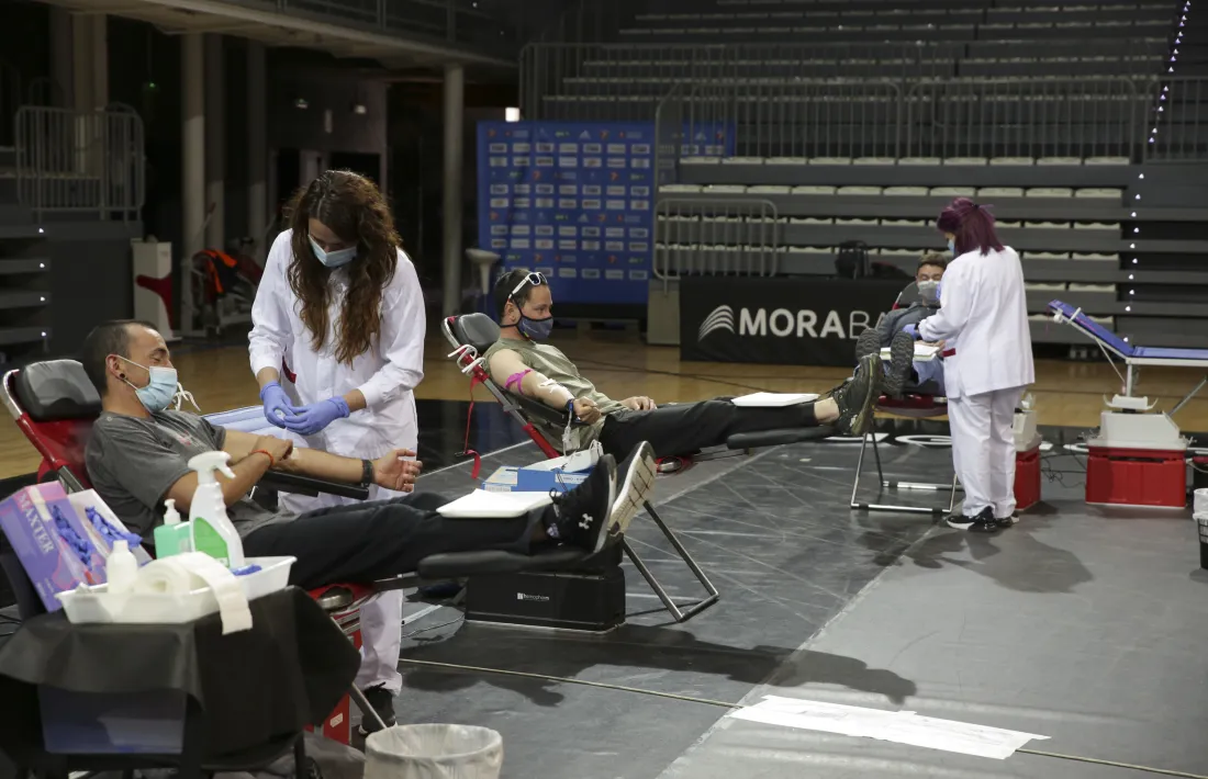 Més de 150 persones es van acostar ahir a donar sant al Poliesportiu d’Andorra.