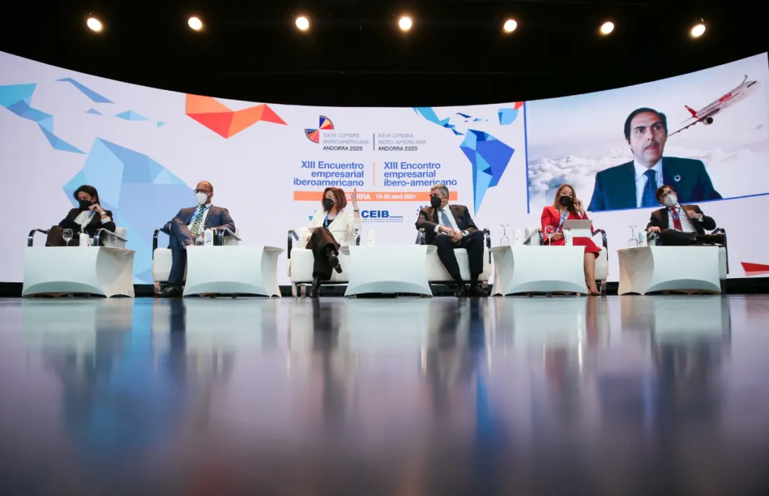 Un moment de la taula rodona on ha participat la ministra de Turisme, Verònica Canals.
